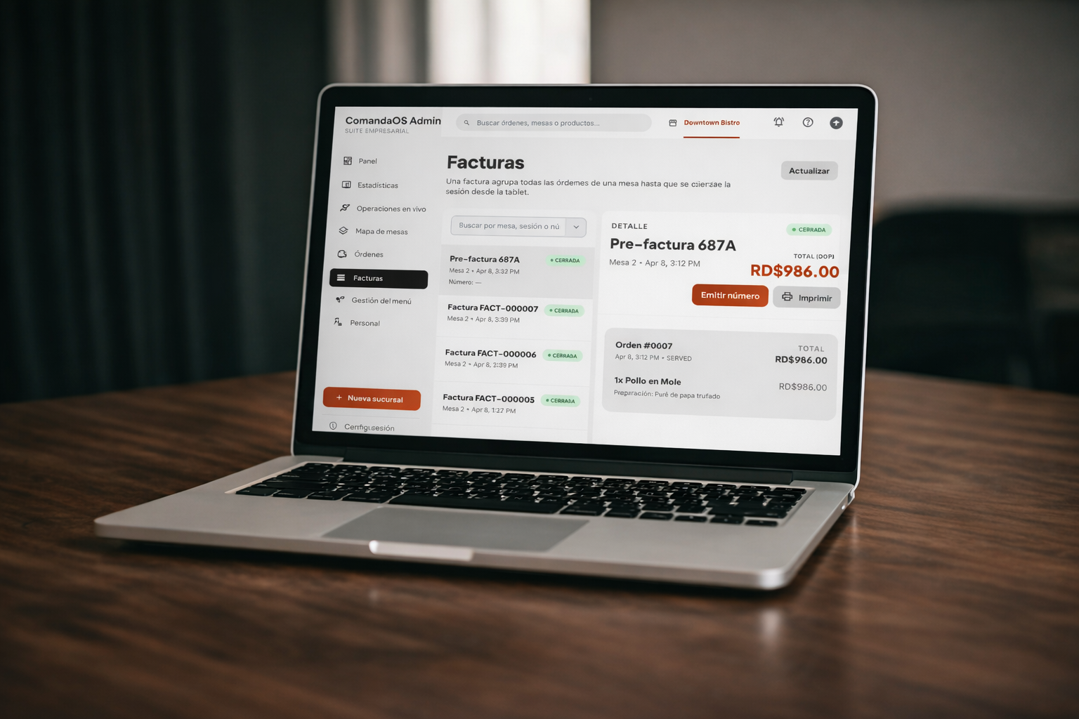 Admin Web en laptop mostrando facturas y control operativo